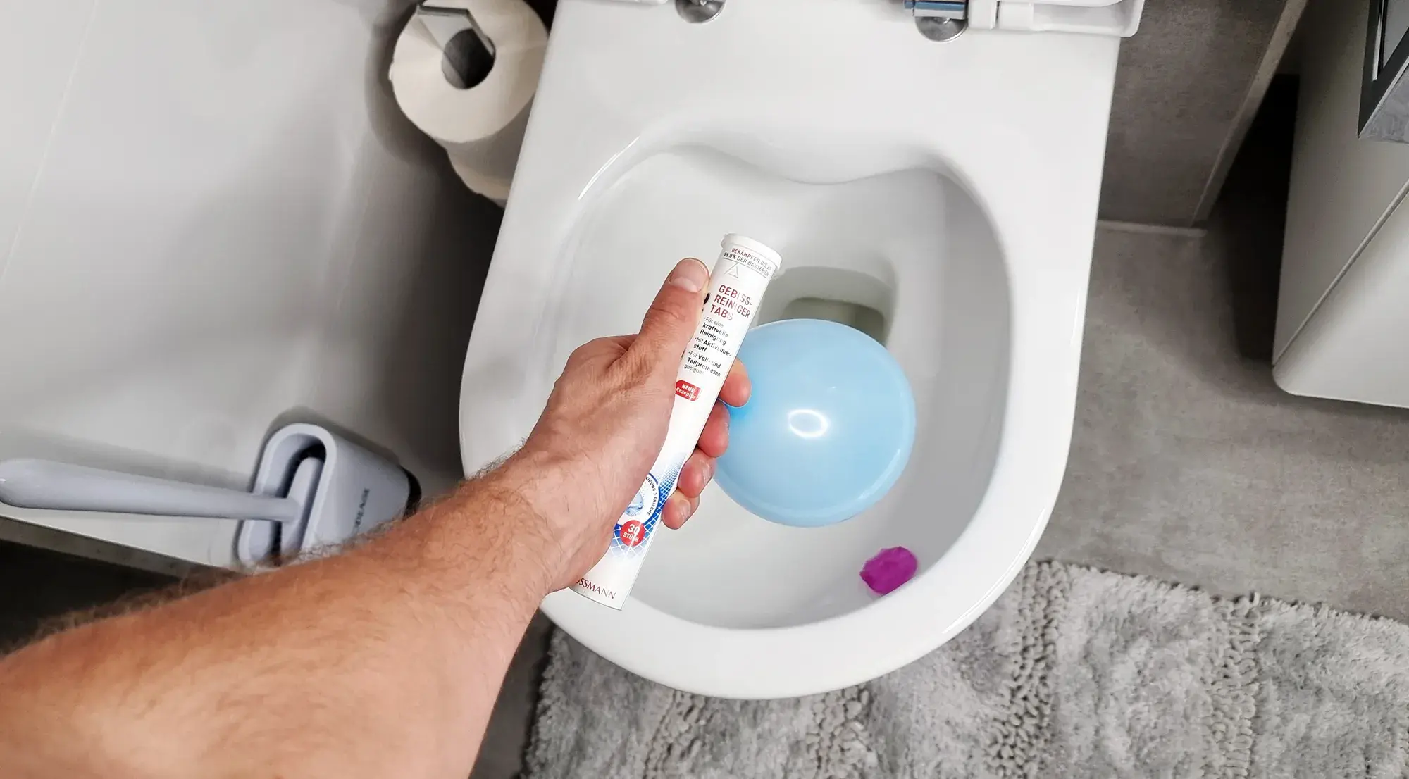 Toilette mit Gebissreiniger-Tabs reinigen