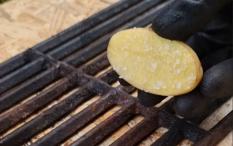 Gusseisen Grillrost - Kartoffel mit Meersalz